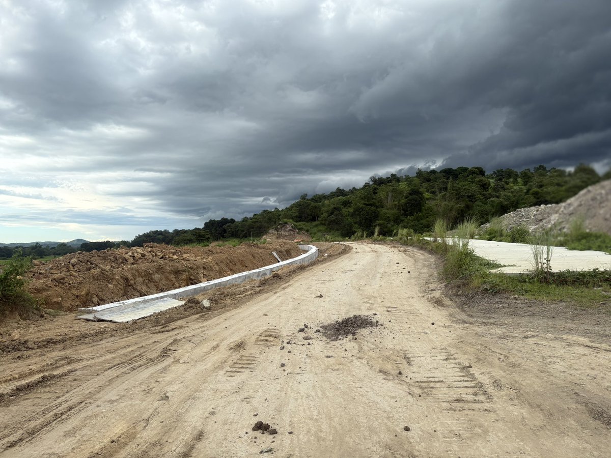 ABSCBNNews's tweet photo. ‘AYAW NAMIN NG PAX SILICA. GUSTO NAMIN LUPA.’

Napalitan na ng konkretong kalsada ang dating luntiang palayang ito sa Sitio Binyanyan, Bgy. O’Donnell, Capas, Tarlac. | via @jessiecruzat https://t.co/h2NNHZkAeY