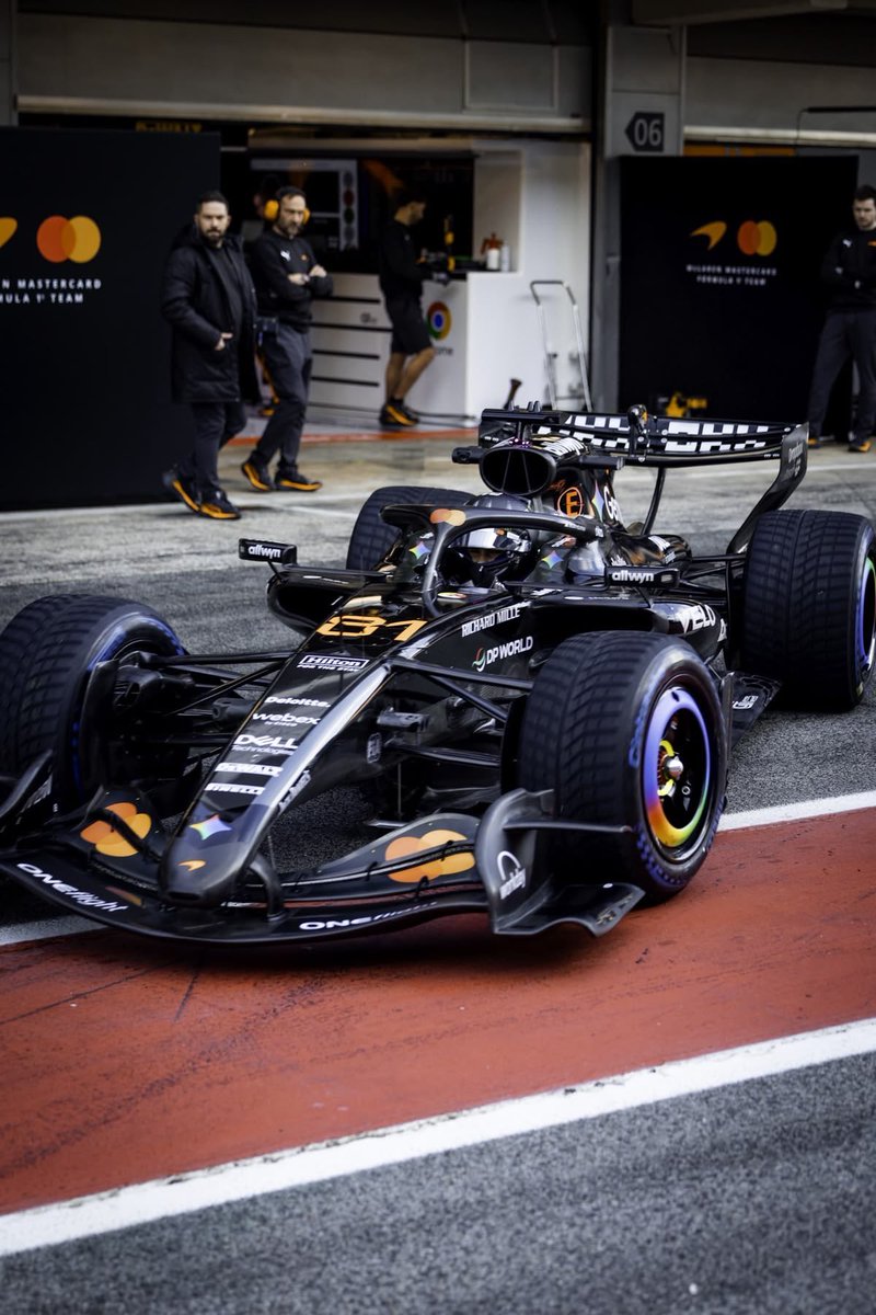 oscdots's tweet photo. @McLarenF1 Bring back the stealth black testing livery please I beg https://t.co/OoaUiK1qGL