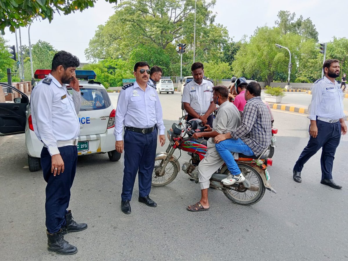 ctplahore's tweet photo. Zero tolerance for traffic violations! Strict action is being taken against riding without a helmet, triple riding, underage driving, and rash driving.
#LahoreTrafficPolice #RoadSafety #DriveResponsibly https://t.co/XTPFH7iYDu