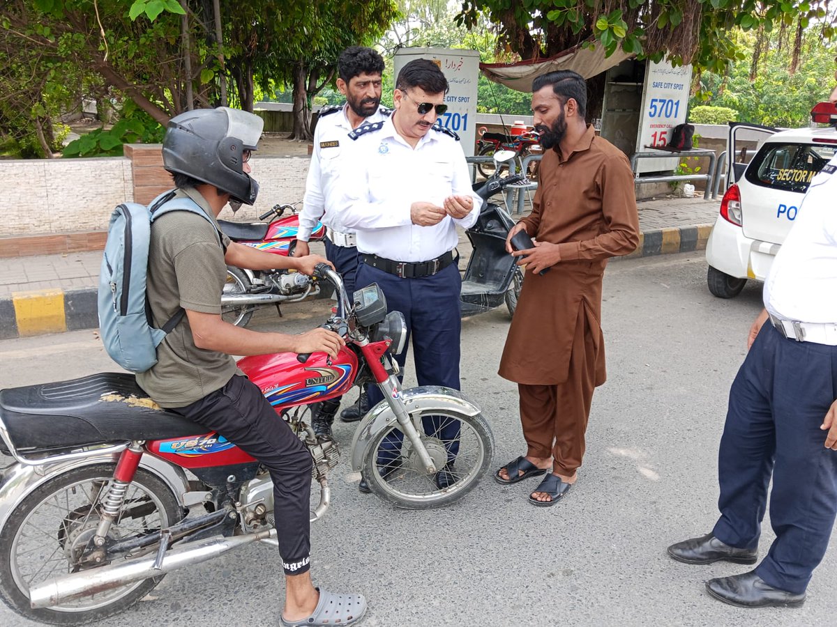 ctplahore's tweet photo. Zero tolerance for traffic violations! Strict action is being taken against riding without a helmet, triple riding, underage driving, and rash driving.
#LahoreTrafficPolice #RoadSafety #DriveResponsibly https://t.co/XTPFH7iYDu