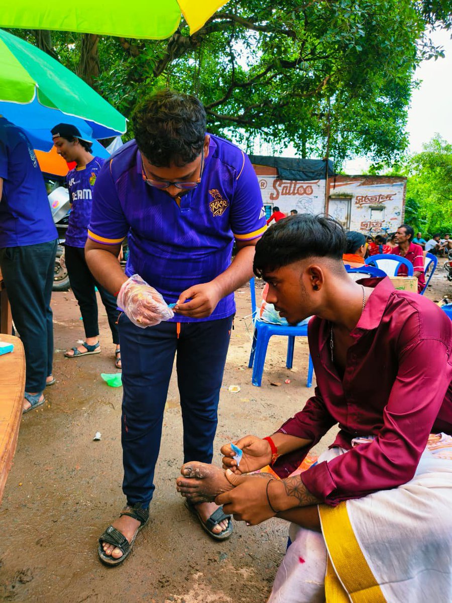 Rokte_Amarr_KKR's tweet photo. Team RAKKR Serving the Tarakeswar devotees with food, drinking water, and basic medical assistance. 💜🕉️ https://t.co/Va1x1NGZqL