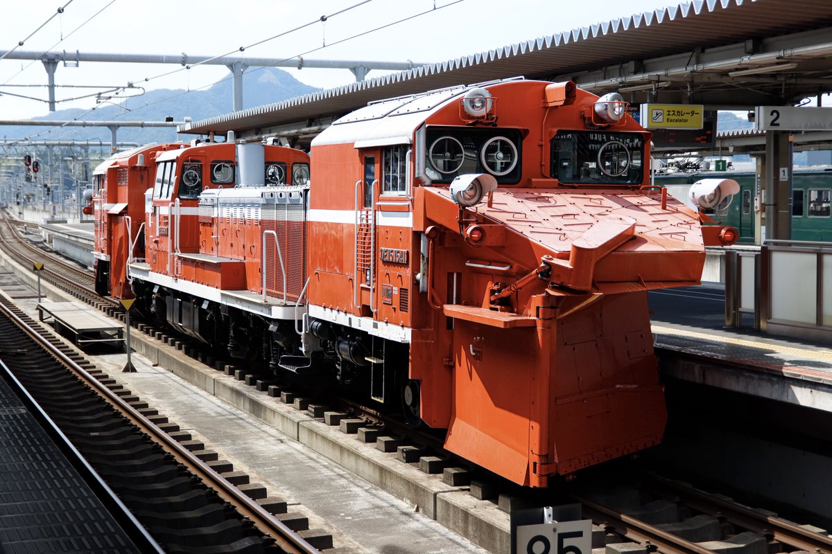 syumitetsu188's tweet photo. 2026.8.2
単9940レ、単9533レ
DE15 1541
後藤入場回送
@福知山

真昼間に堂々の走行。
あまりの異質な光景に、駅の利用者のほとんどがカメラを向けていました。 https://t.co/yAAGQ2NMrj