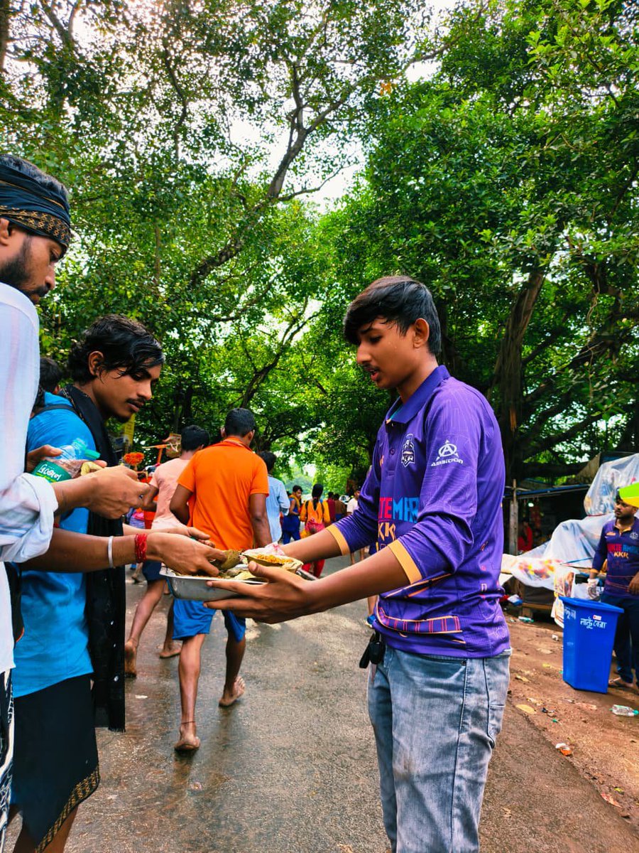 Rokte_Amarr_KKR's tweet photo. Team RAKKR Serving the Tarakeswar devotees with food, drinking water, and basic medical assistance. 💜🕉️ https://t.co/Va1x1NGZqL