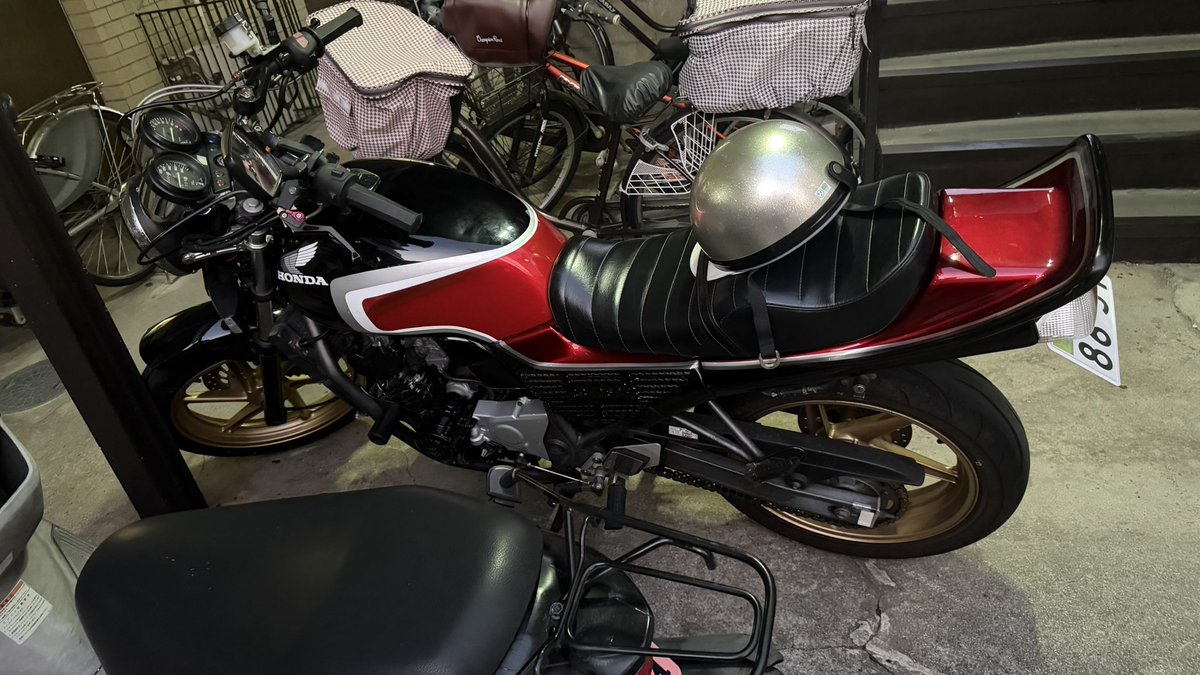 T0707ranran's tweet photo. 単車直って帰ってきた！
2回目

今回はオイルランプつきっぱなしの原因とオイル漏れ
それと電動ファンの強制始動スイッチ取り付けスイッチ消しててもちゃんと電動ファン使える用にしてくれた☺️
あとはオイル交換とエレメント交換
これで大丈夫やろ🤣
ツーリング等のお誘い待ってます🏍) https://t.co/bKKs5vya22