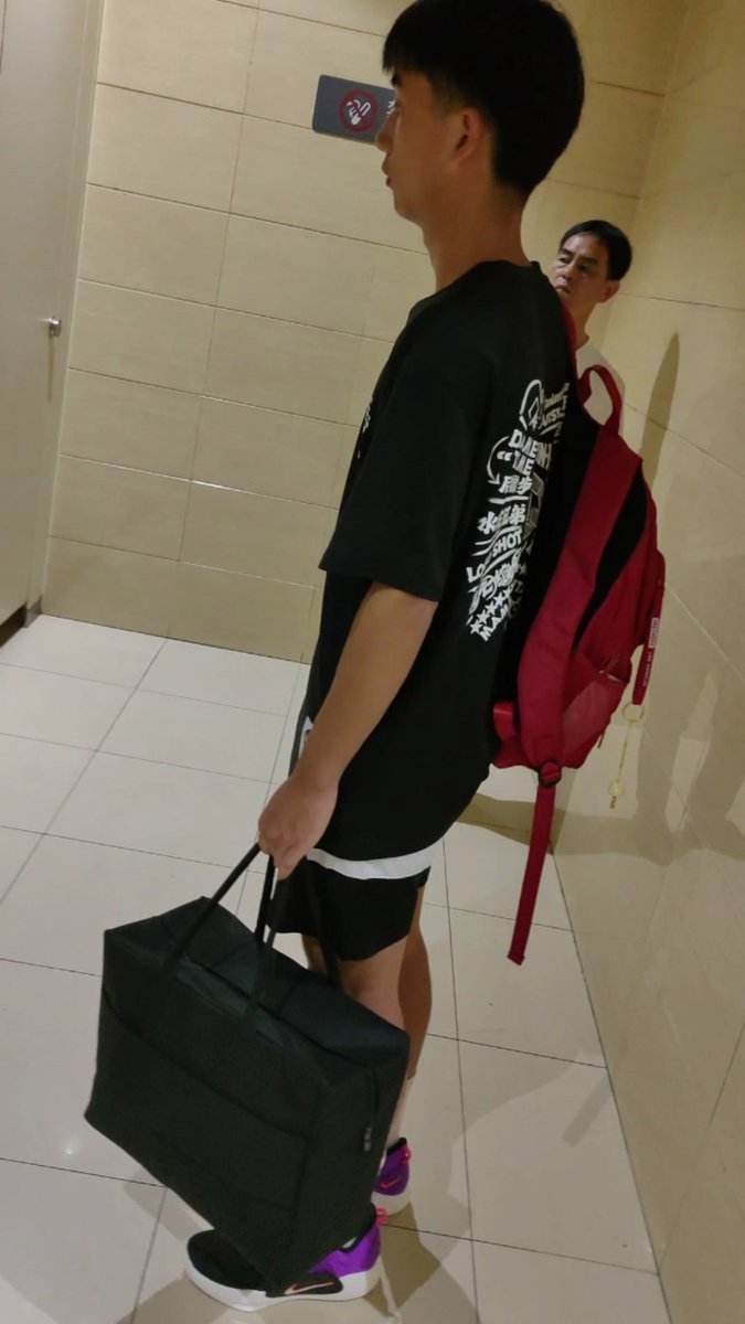 zzyckjw's tweet photo. 高铁站遇到的体育生小帅哥，看着像初中生，包皮屌黑黑的，好想吃 https://t.co/N5fm7W8SCD