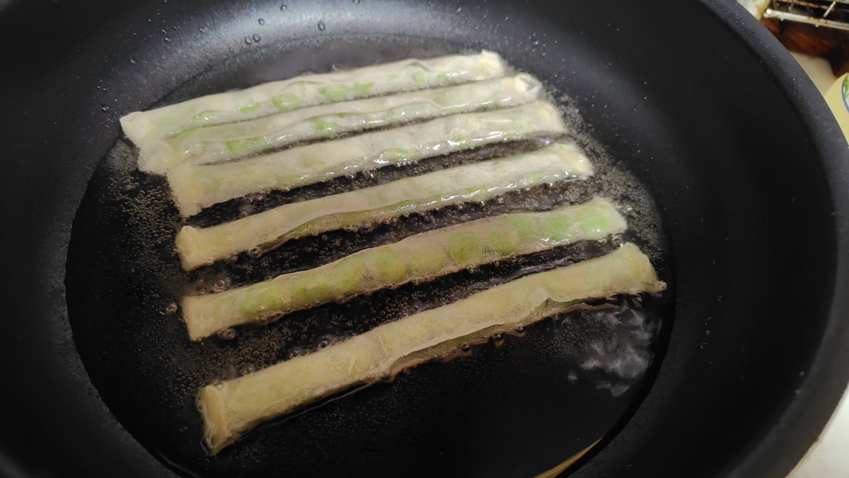 umachi38's tweet photo. 久しぶりの投稿〜♪春雨の皮を使って枝豆スティック作りました♪
#枝豆 #料理 #おつまみ https://t.co/4YzB4fGFND