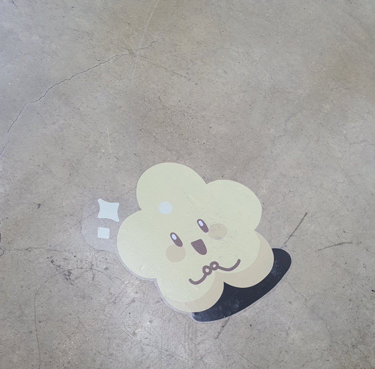Mojja_rr's tweet photo. 바닥에 흰 덩어리 있길래 뭐지?하고 내려다보니까 콘이었음 https://t.co/E5CN9D1Kt5