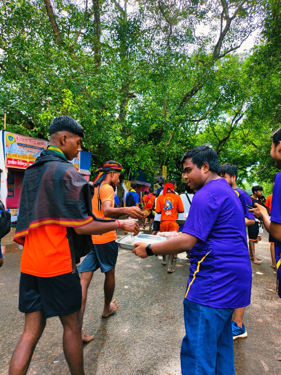 Rokte_Amarr_KKR's tweet photo. Team RAKKR Serving the Tarakeswar devotees with food, drinking water, and basic medical assistance. 💜🕉️ https://t.co/Va1x1NGZqL