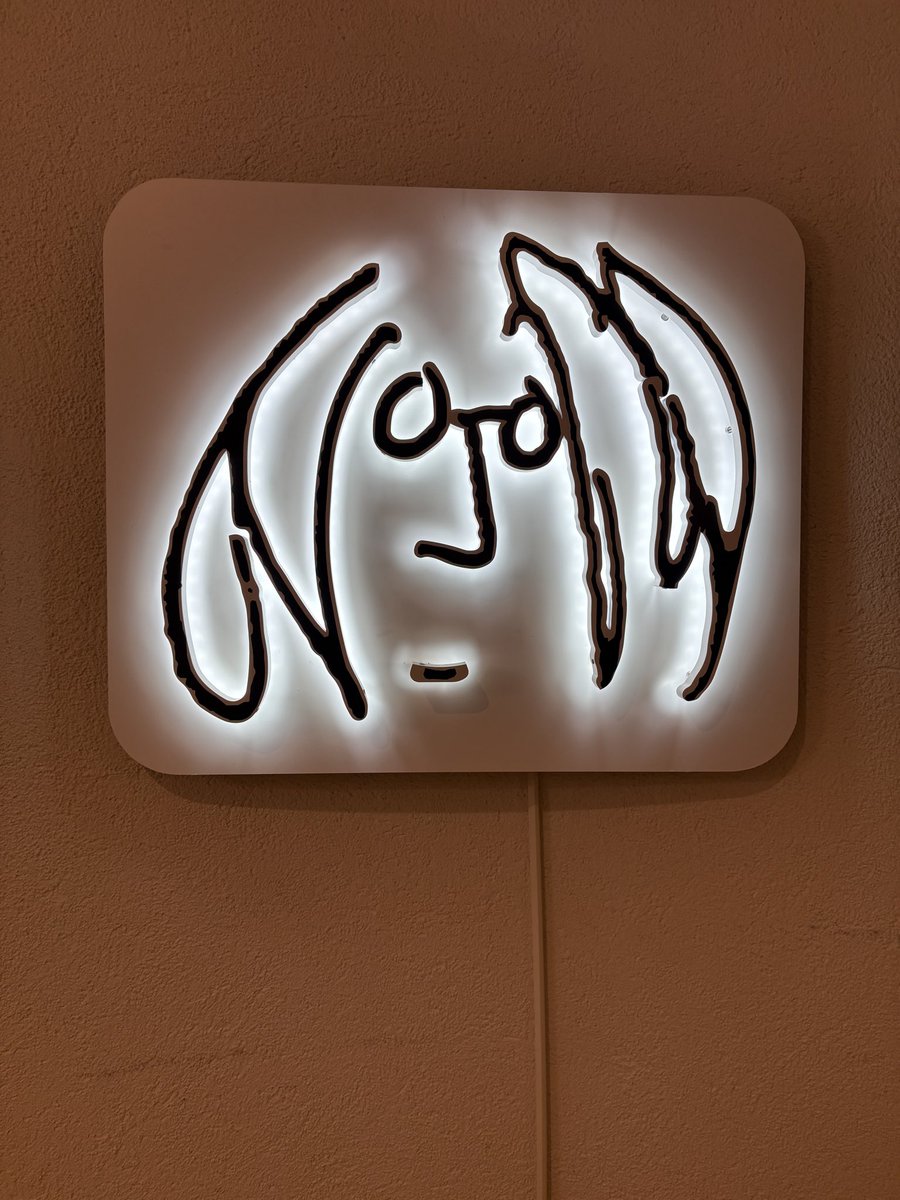 UUm2g9's tweet photo. 今日も所用で宇都宮に出向いたので、柳選手おすすめのペニーレインさん（宿郷店）に初めて伺ったんだけど素敵なお店でしたわ
そしてショッパーがかわいい！
ピースマークが持ち手になっているのね
帰りはマジカルミステリーツアーじゃなくてラバー・ソウル聴いちゃったけど
#ペニーレイン　さま https://t.co/XdjZQkgzNr
