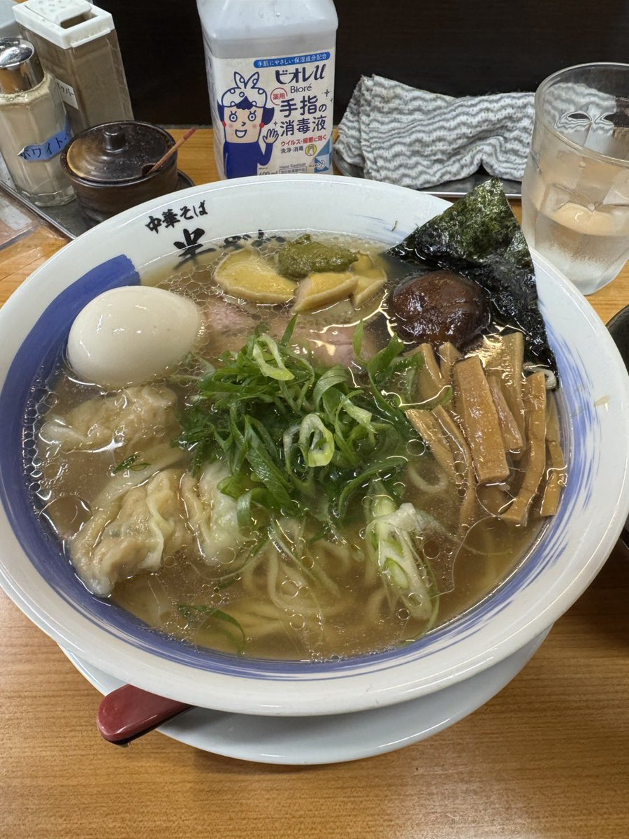 nanapint's tweet photo. 中華そば 半ざわ🍜✨

半さわの日　鮑出汁ラーメン醤油
連れは塩　鮑肝ソース　

醤油はまろやかん♫
塩は磯感強め🫶
両方ともうまうま🤩
鮑肝ソースのボリュームよ🤣
半分くらい混ぜになったわw
雲呑の大葉がきいてるの良き☺️
腹パンです🤤
冷やし系も食べてみたいな〜 https://t.co/2MtJhjAku1