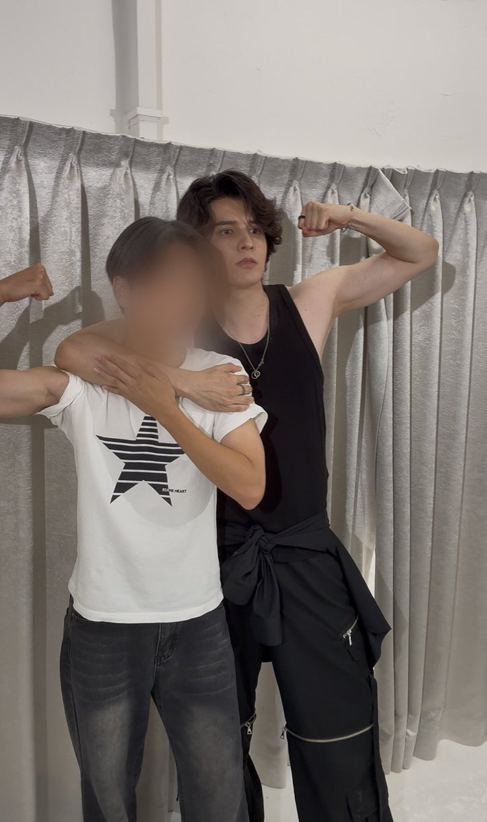 sutanmiJPN's tweet photo. チェキ会バズってるなー
ちなみに男はこうなります https://t.co/fw9w5CleXG