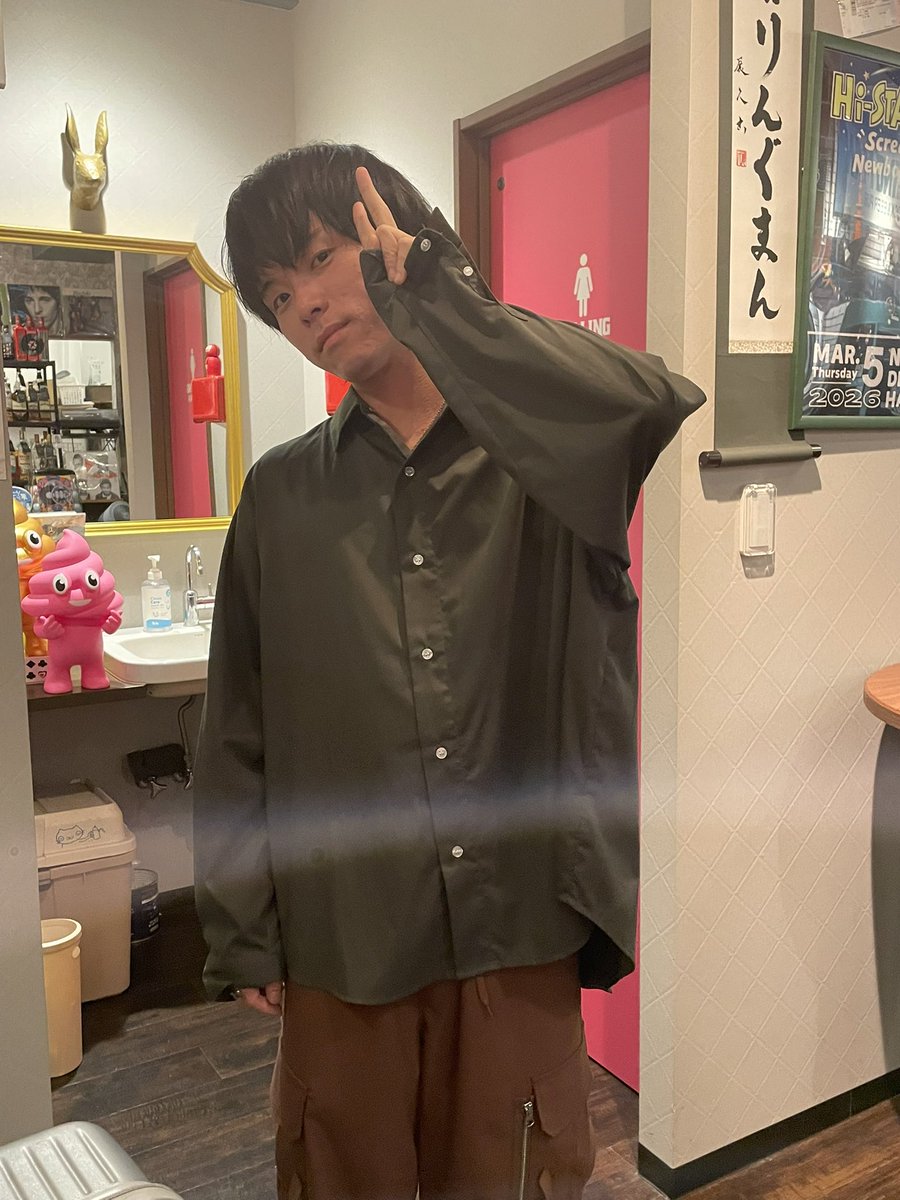 zhNEL4SzNBTcok3's tweet photo. クリニック通院日記
(627)      8/1(土)その三
🙌#常陸淳🙌くん主催
「#笑う門には福来る」
ライブ3番手は、
🎸#南宏貴🎸くんでした。
お久しぶりでした。
2人とも、いつから会ってないのか、忘れてました🤷‍♀️
ベルトを🙌淳💕くんに貸したままでも、大丈夫そうでした。
なんか、以前より逞しくなってました💕🙆‍♀️
🎵#3150な人￼🎵
歌うときは、🙌淳🙌くん呼んで、2人で歌ってくれました。本当に、
3150(サイコー💓)な歌でした💕💕💕💕💕
金曜配信の時、「明日は、南くんと一緒に歌ってください🙋‍♀️」コメントしたら、
「明日なので、無理かな？」
と言ってたのに、
「あの時は、すでに歌うことが決まっていた🙋‍♂️」と、物販の時、🙌淳🙌くんから聞きました、
「エッ😆」笑笑笑