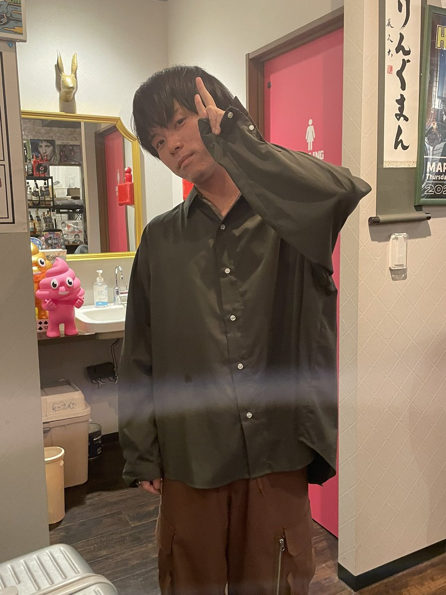zhNEL4SzNBTcok3's tweet photo. クリニック通院日記
(627)      8/1(土)その三
🙌#常陸淳🙌くん主催
「#笑う門には福来る」
ライブ3番手は、
🎸#南宏貴🎸くんでした。
お久しぶりでした。
2人とも、いつから会ってないのか、忘れてました🤷‍♀️
ベルトを🙌淳💕くんに貸したままでも、大丈夫そうでした。
なんか、以前より逞しくなってました💕🙆‍♀️
🎵#3150な人￼🎵
歌うときは、🙌淳🙌くん呼んで、2人で歌ってくれました。本当に、
3150(サイコー💓)な歌でした💕💕💕💕💕
金曜配信の時、「明日は、南くんと一緒に歌ってください🙋‍♀️」コメントしたら、
「明日なので、無理かな？」
と言ってたのに、
「あの時は、すでに歌うことが決まっていた🙋‍♂️」と、物販の時、🙌淳🙌くんから聞きました、
「エッ😆」笑笑笑