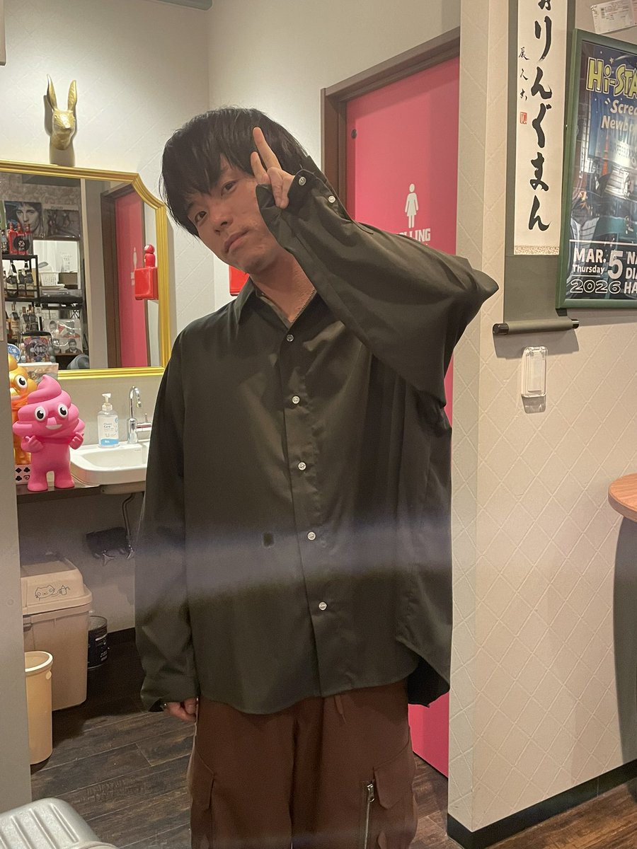 zhNEL4SzNBTcok3's tweet photo. クリニック通院日記
(627)      8/1(土)その三
🙌#常陸淳🙌くん主催
「#笑う門には福来る」
ライブ3番手は、
🎸#南宏貴🎸くんでした。
お久しぶりでした。
2人とも、いつから会ってないのか、忘れてました🤷‍♀️
ベルトを🙌淳💕くんに貸したままでも、大丈夫そうでした。
なんか、以前より逞しくなってました💕🙆‍♀️
🎵#3150な人￼🎵
歌うときは、🙌淳🙌くん呼んで、2人で歌ってくれました。本当に、
3150(サイコー💓)な歌でした💕💕💕💕💕
金曜配信の時、「明日は、南くんと一緒に歌ってください🙋‍♀️」コメントしたら、
「明日なので、無理かな？」
と言ってたのに、
「あの時は、すでに歌うことが決まっていた🙋‍♂️」と、物販の時、🙌淳🙌くんから聞きました、
「エッ😆」笑笑笑