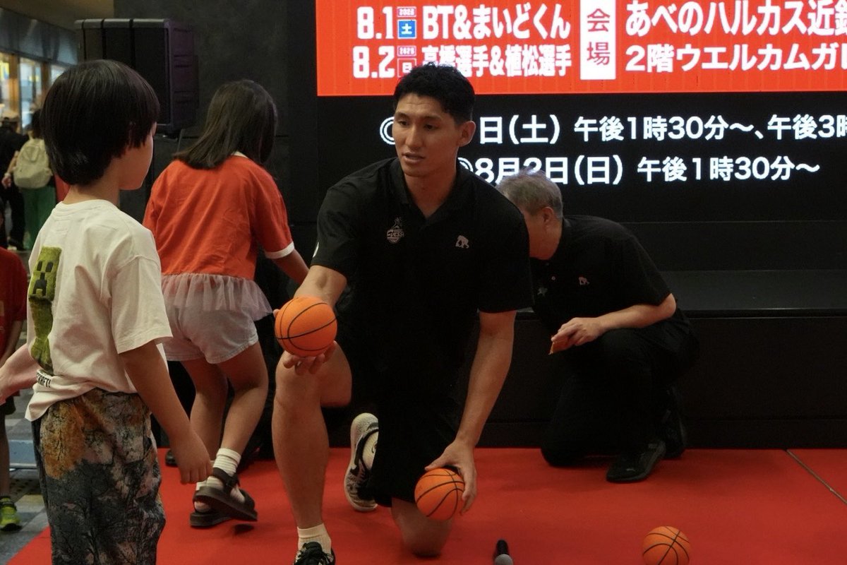 osakaevessa's tweet photo. 「#あべのこども博覧会」2日目📷✨

#植松義也 選手＆ #高橋快成 選手が登場🤝

トークショーでは、2人の仲の良さ生み出す朗らかな空気が会場全体を包んでいました👬
昨日誕生日を迎えた高橋選手からは、植松選手からなかなか当日のお誘いが来ないので「誕生日おれ1人なんだけど💦」と自ら嘆いたエピソードも🤣

最後はフリースロー体験で交流を楽しみました🏀足を運んでくださった皆さん、ありがとうございました✨

#大阪エヴェッサ