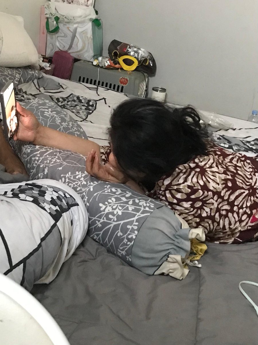 queanaphrodite's tweet photo. gue lagi nonton podcast, sedangkan nyokap gue lagi vc sama uwa gue. terus uwa gue nanya
👩🏼‍🦳: nel, muka lu mulus pake apa?
👩🏻: sperma *sambil ketawa*

SHOCKKKK. GA EXPECT. entah kenapa kalo yg gini gini gue malah denger😭😭😭 https://t.co/HBwXqZ6T53