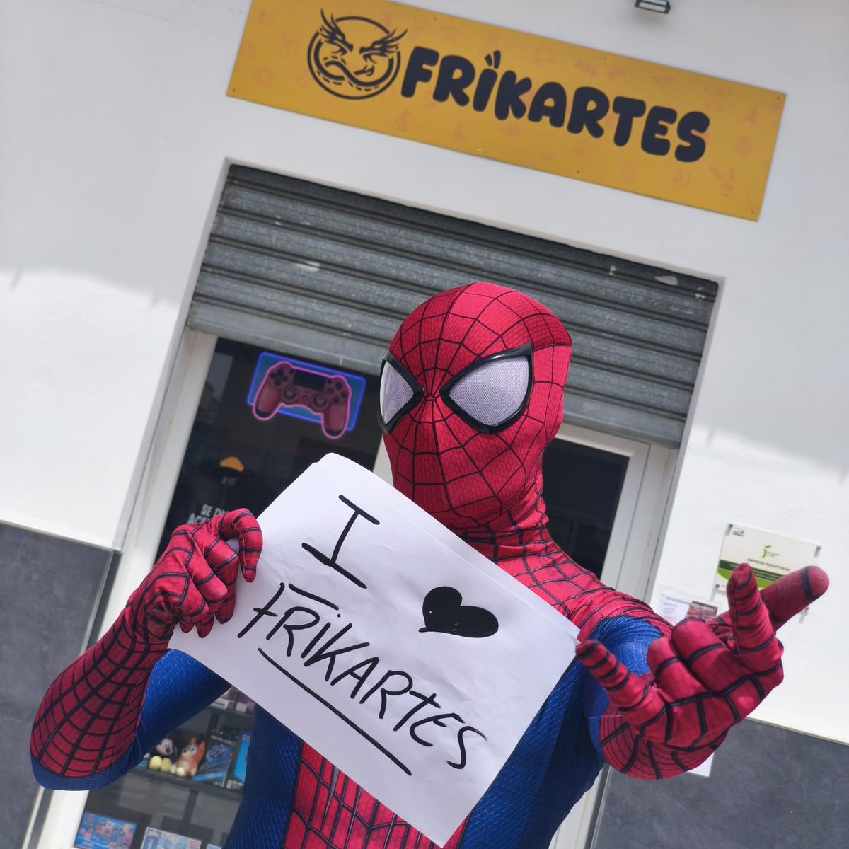 FrikArtes's tweet photo. Ayer fue el Dia de Spiderman, y en Frikartes hicimos algo muy guay, nuestro amigo y vecino Spiderman se paso por nuestra tienda y estuvo haciéndose fotos con niños, adultos, con todos!! 

Teneis fotitos de ayer en nuestro instagram! ♥ https://t.co/YIlfpuROKh