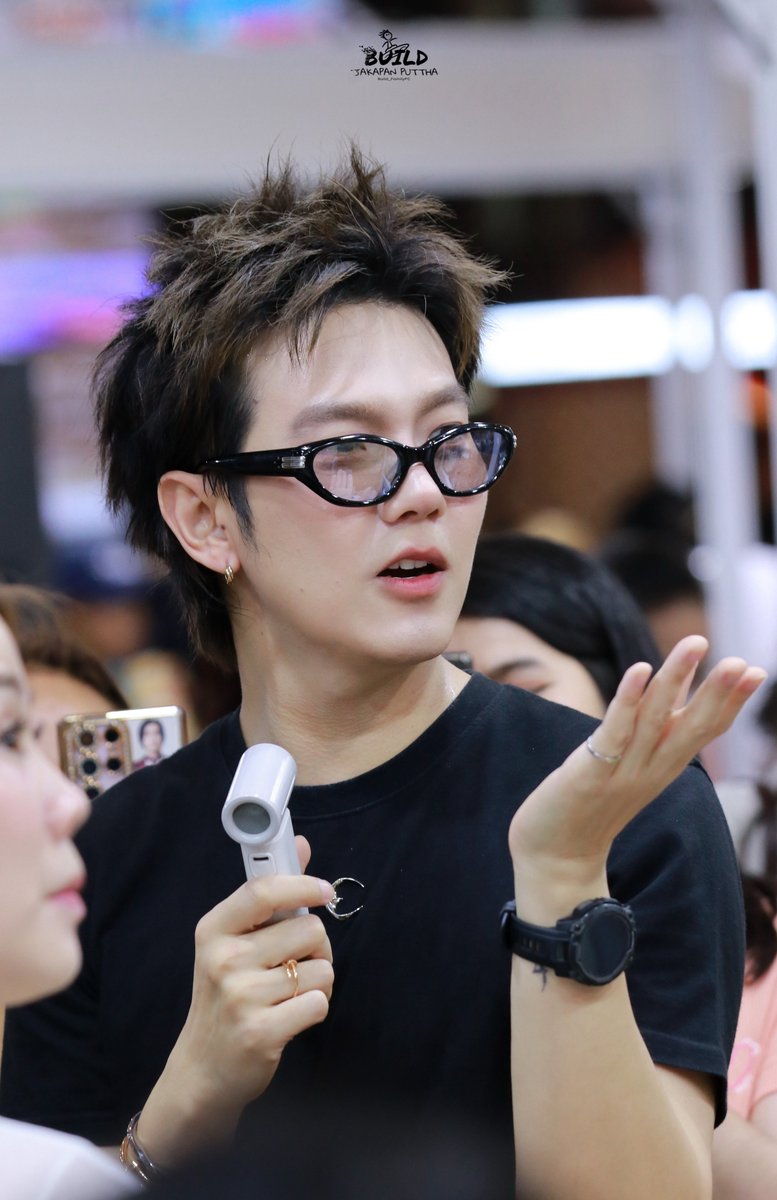 Build_FamilyFC's tweet photo. No caption needed. The look says it all. 😎

BUILD WEIBO GALA MOMENT

#WEIBOGALA2026BOOTHVISITXBUILD
#WeiboCulturalCommunicationNightThailand

#BuildJakapan @JakeB4rever 
#Beyourluve https://t.co/L6HnctsdfV