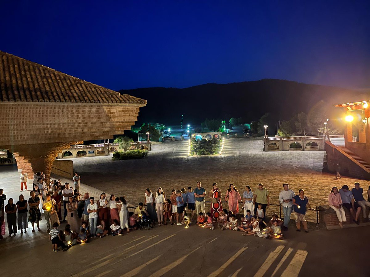 torreciudad_org's tweet photo. 🌍 Familias originarias de distintos países, que estos días disfrutan de sus vacaciones en nuestra tierra, se reunieron junto a la imagen de la Virgen de #Torreciudad, en el altar de la explanada, para rezar el santo rosario en varios idiomas y ponerse bajo su protección 🙏 https://t.co/wkHguFWZh6