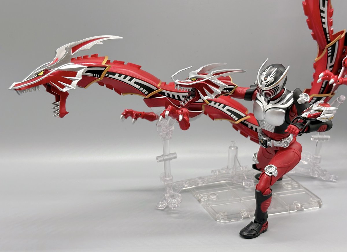 in_LEMONed1996's tweet photo. フィギュアーツのドラグレッダーが届いて何枚か撮ってみたんだけど、なかなかに難しいフィギュアだね 躍動感が出ない

#t_shf #オモ写
#夜のフィギュア撮影会
#仮面ライダー龍騎 https://t.co/kmBcjbbiLR