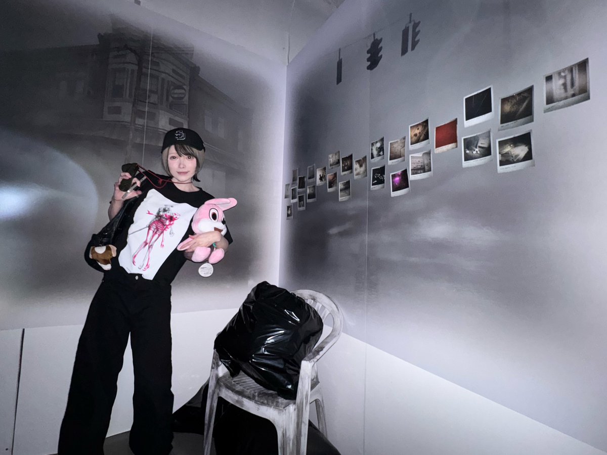 fabiodayo's tweet photo. 池袋のSILENTHILLの展示会行ってきた✨
懐中電灯(ちゃんとジェイムスが使ってたのと同じやつ)で照らしながら進むんだけど、ゲームの世界体感できて楽しすぎた🖤謎解き要素もあったよ🐕 https://t.co/9Px3kajHaz
