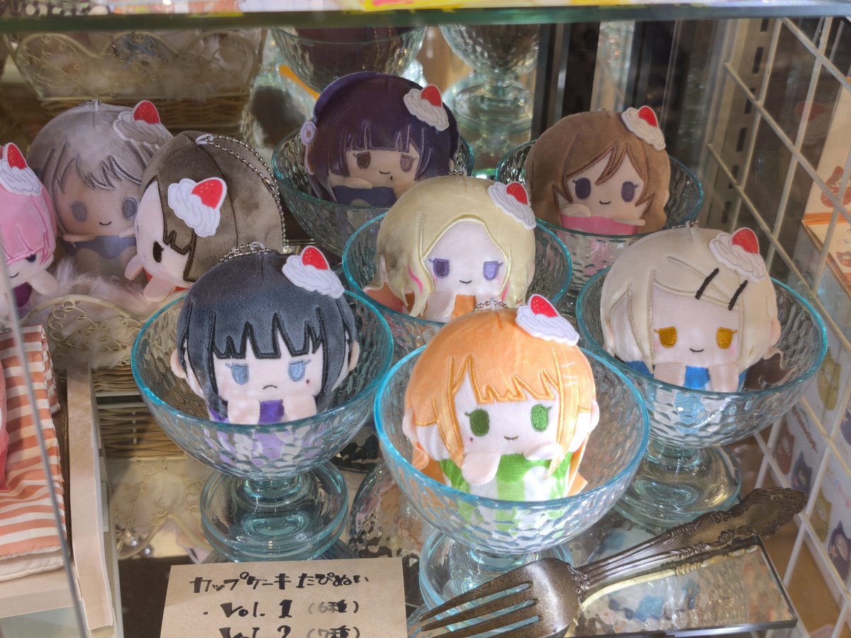 imas_DB's tweet photo. 学園アイドルマスター カップケーキたぴぬい サンプル展示 (コトブキヤ秋葉原) https://t.co/uXNgqhPKzt