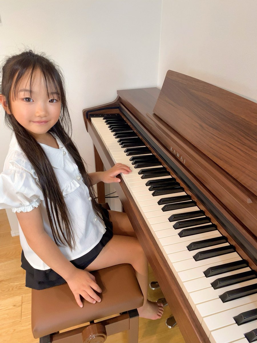 Rana1033909's tweet photo. こんばんは🌙𖤐⡱
今日はずっと楽しみにしていた
ピアノが届いた〜😆🎹🎵
これから沢山弾けるの嬉しい♡

今週はお友達とプールにも行けるし
8日の土曜日にはみらくる♡るるで
盆フェスにも出演します🏮👘✨

#らな #キッズアイドル #kawaipiano https://t.co/jyeZpTJOkM