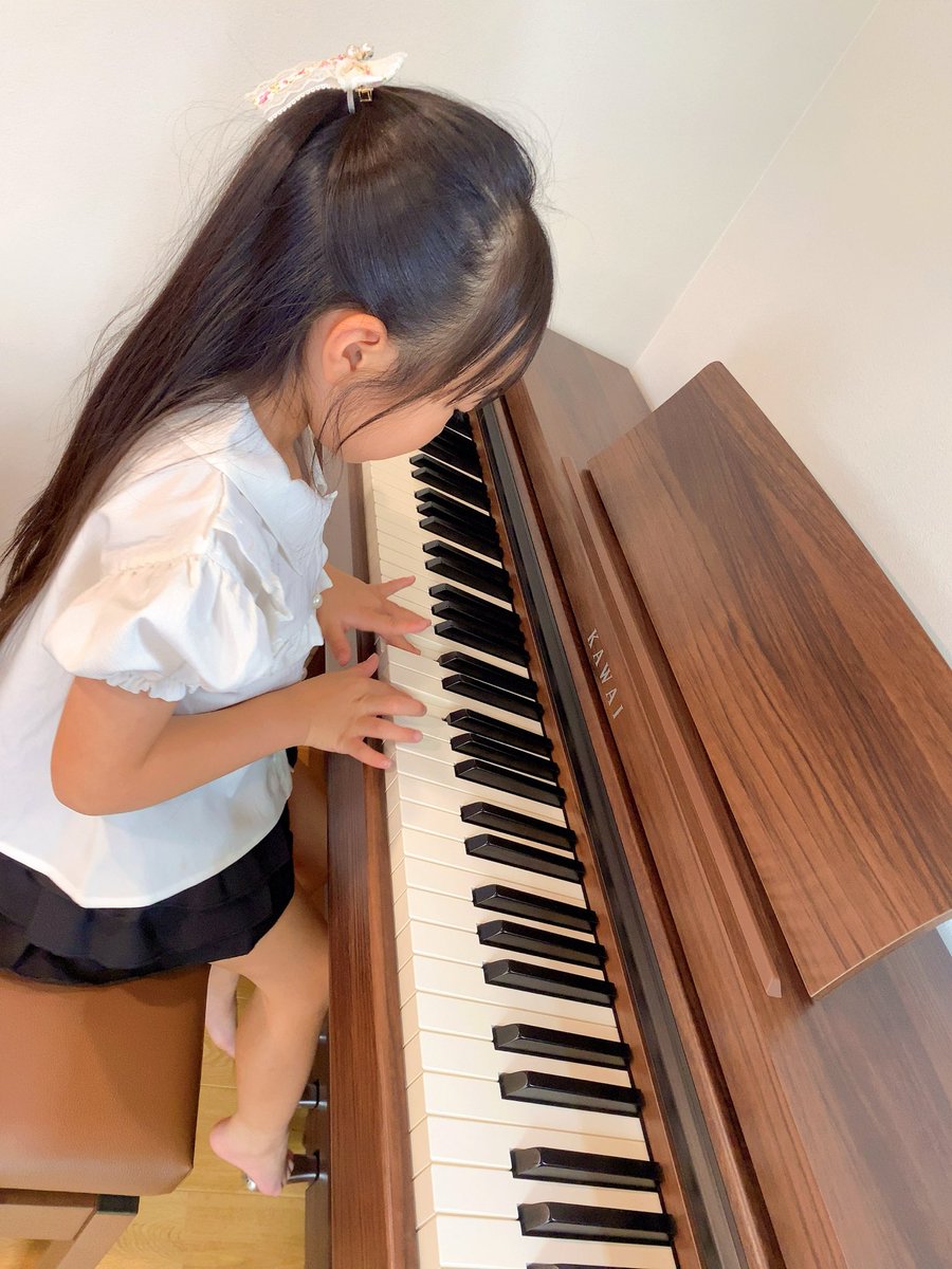 Rana1033909's tweet photo. こんばんは🌙𖤐⡱
今日はずっと楽しみにしていた
ピアノが届いた〜😆🎹🎵
これから沢山弾けるの嬉しい♡

今週はお友達とプールにも行けるし
8日の土曜日にはみらくる♡るるで
盆フェスにも出演します🏮👘✨

#らな #キッズアイドル #kawaipiano https://t.co/jyeZpTJOkM