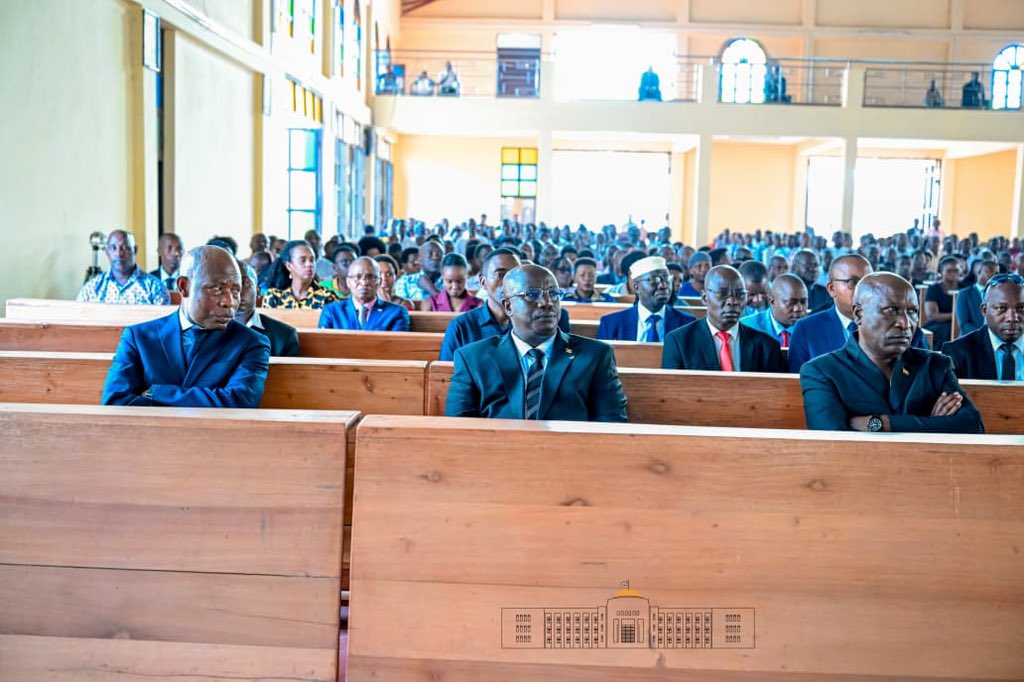 NtareHouse's tweet photo. Le Chef de l'État Burundais Son Excellence @GeneralNeva, accompagné par son Épouse, Son Excellence @Burundi1stLady, s'est joint ce dimanche 2 août 2026 aux chrétiens à l'aumônerie militaire de @Bujumburaprov en commune #Mugere,  dans la prière eucharistique en mémoire du regretté Lieutenant Général Adolphe Nshimirimana, 11 ans après son assassinat.

Dans son homélie, l'Aumônier Général Commissionné, Fulgence Kamuntu, a rappelé avec force que ceux qui ont assassiné le Lieutenant Général  Adolphe Nshimirimana n'ont rien gagné car, son héritage, ses idéaux et son engagement continuent d'inspirer le pays tout entier. "Les hommes passent, mais les valeurs qu'ils incarnent demeurent" a-t-il dit.