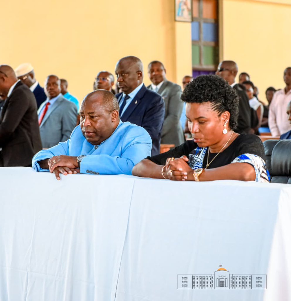 NtareHouse's tweet photo. Le Chef de l'État Burundais Son Excellence @GeneralNeva, accompagné par son Épouse, Son Excellence @Burundi1stLady, s'est joint ce dimanche 2 août 2026 aux chrétiens à l'aumônerie militaire de @Bujumburaprov en commune #Mugere,  dans la prière eucharistique en mémoire du regretté Lieutenant Général Adolphe Nshimirimana, 11 ans après son assassinat.

Dans son homélie, l'Aumônier Général Commissionné, Fulgence Kamuntu, a rappelé avec force que ceux qui ont assassiné le Lieutenant Général  Adolphe Nshimirimana n'ont rien gagné car, son héritage, ses idéaux et son engagement continuent d'inspirer le pays tout entier. "Les hommes passent, mais les valeurs qu'ils incarnent demeurent" a-t-il dit.