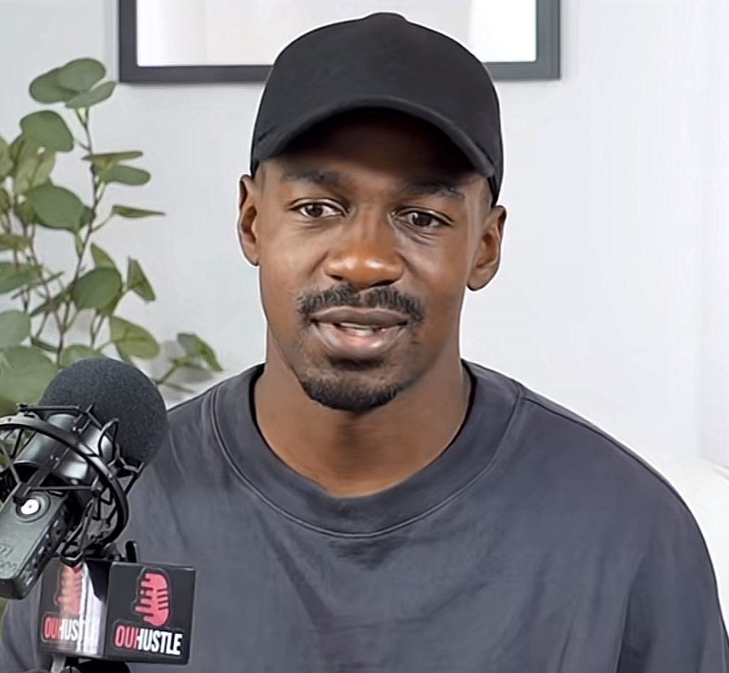 _BeFootball's tweet photo. 🚨 Gaël Kakuta 🇨🇩, phénomène de sa génération en jeunes, A LUI-MÊME ÉTÉ CHOQUÉ PAR YANN GUEHO 😳 (𝗮̀ 𝟭𝟰 𝗮𝗻𝘀, 𝗶𝗹 𝘀’𝗲𝗻𝘁𝗿𝗮𝗶̂𝗻𝗮𝗶𝘁 𝗮𝘃𝗲𝗰 𝗹𝗮 𝗿𝗲́𝘀𝗲𝗿𝘃𝗲 𝗱𝗲 𝗖𝗵𝗲𝗹𝘀𝗲𝗮 𝗲𝘁 𝗳𝗮𝗶𝘀𝗮𝗶𝘁 𝗱𝘂 𝘀𝗮𝗹𝗲 ☠️)

« Yann, c'est mon frère, on parle toujours ensemble. ❤️🫂 

Yann, tout ce qui se dit, CE N’EST PAS FAUX. Un jour, il est venu s'entraîner avec nous, il avait 13/14 ans.

Le groupe de l'équipe première avait match, donc ceux qui n'avaient pas voyagé ou revenaient de blessure étaient venus s'entraîner avec la réserve... il manquait des joueurs, Yann est venu... 

LAISSE TOMBER, C'ETAIT TELLEMENT MARRANT parce qu'il avait 14 ans, il était petit et tout fin, mais laisse tomber ce qu'il faisait avec le ballon... INCROYABLE. 🤩

Pied droit, pied gauche… et aujourd’hui quand je parle avec lui, il me parle que de moi… et moi je lui réponds : “MAIS YANN, JE CROIS QUE T’AS OUBLIÉ CE QUE TU FAISAIS.” 🤣 »

(Oui Hustle)