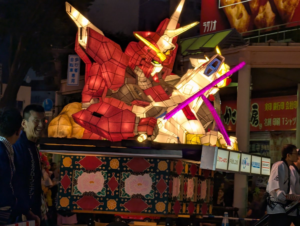 shirousadeath's tweet photo. 横からで申し訳ないですがこちらインフィニット・ジャスティス弐式とマイティーストライクフリーダムでございます。 https://t.co/yxwnceyQnm