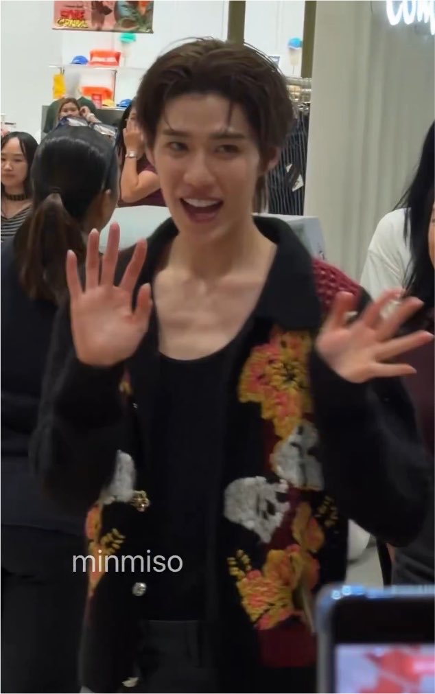 raknongpp's tweet photo. ไม่ได้เหนนุใส่ Celine นานม้ากกก https://t.co/yFigsYlUOm