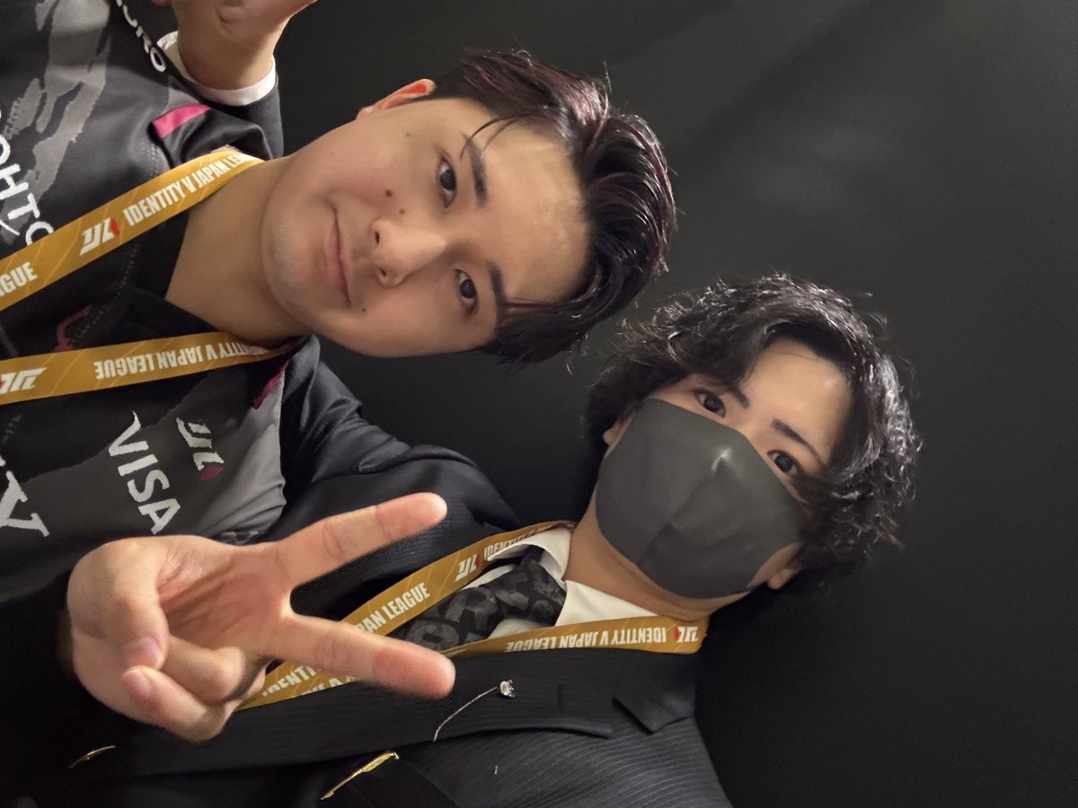 hhubiribiri's tweet photo. 優勝したぞーーーーー！！！！
リーグ最下位からスタートしたけど一瞬たりとも諦めは無かった！！
諦めなければなんでも出来ます！！
皆んな最高で最強でした！！
応援してくれたRCファンの皆んなも本当にありがとう！！
FMVP男を添えて🤡
#第五人格8arty #第五人格IJL https://t.co/Hh48O7M7Nr