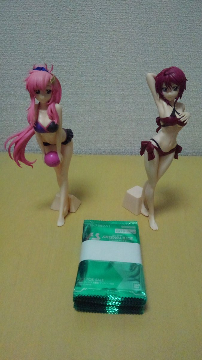 linmokubelltree's tweet photo. 1週間経ったからカードの中身を確認していく！っと思ったけどスリーブを切らしてたから開けるのは新しいスリーブを買ってからと言うことで！
今日は開けずに見ていく！
水着プロモだから、水着ラクスと水着ルナマリアに見守ってもらいます！
#アーセナルベース https://t.co/MyKdHufmLy