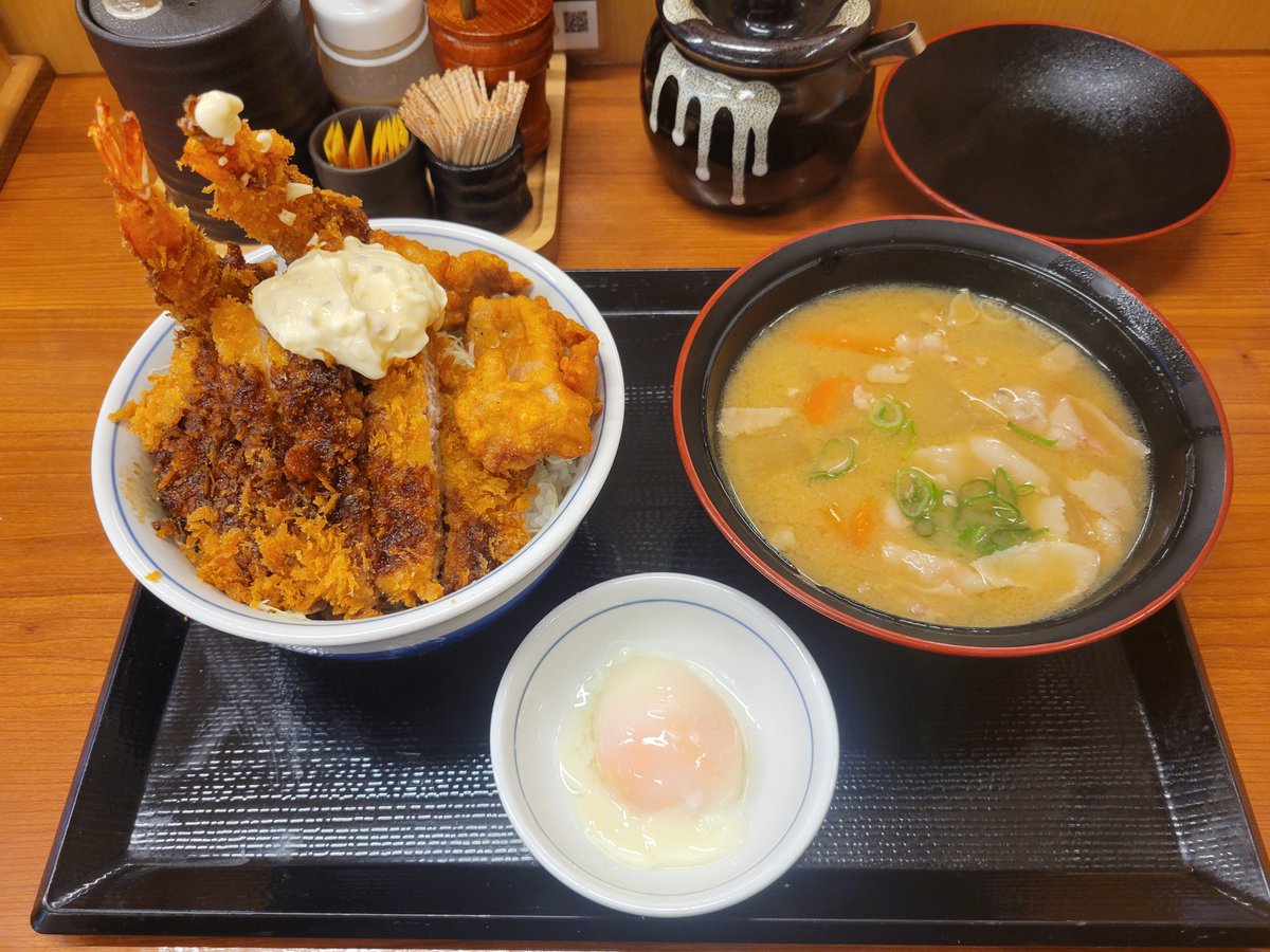 rogihugusu's tweet photo. かつや
『タルたまミックスフライ丼ご飯大盛+豚汁大』

かつやでボリュームメニューが出てるって言うんで食べてみました。
とんかつ、からあげ、海老フライにタルタル、そしてなぜか温玉がついてます。
見た目は最高、からあげは↷、海老フライは細、とんかつ👍って感じ。
#かつや https://t.co/ePxYZs8KHZ