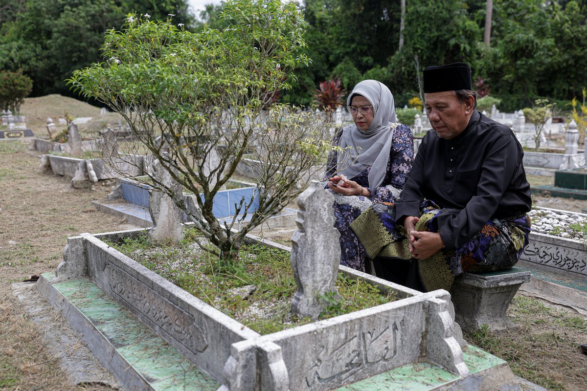 SinarOnline's tweet photo. Menteri Besar baharu Negeri Sembilan ziarah pusara orang tua di Juasseh
Ismail yang ditemani isteri juga kelihatan sebak semasa berdoa di pusara orang tuanya.
Artikel: https://t.co/33pObvJHYz
Foto: Bernama
#SinarHarian #beritaterkini #MenteriBesar #NegeriSembilan #pusaraorangtua
