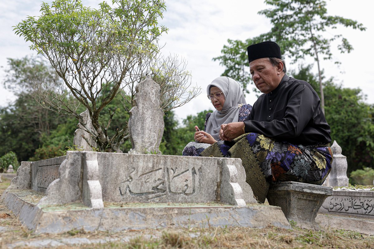 SinarOnline's tweet photo. Menteri Besar baharu Negeri Sembilan ziarah pusara orang tua di Juasseh
Ismail yang ditemani isteri juga kelihatan sebak semasa berdoa di pusara orang tuanya.
Artikel: https://t.co/33pObvJHYz
Foto: Bernama
#SinarHarian #beritaterkini #MenteriBesar #NegeriSembilan #pusaraorangtua