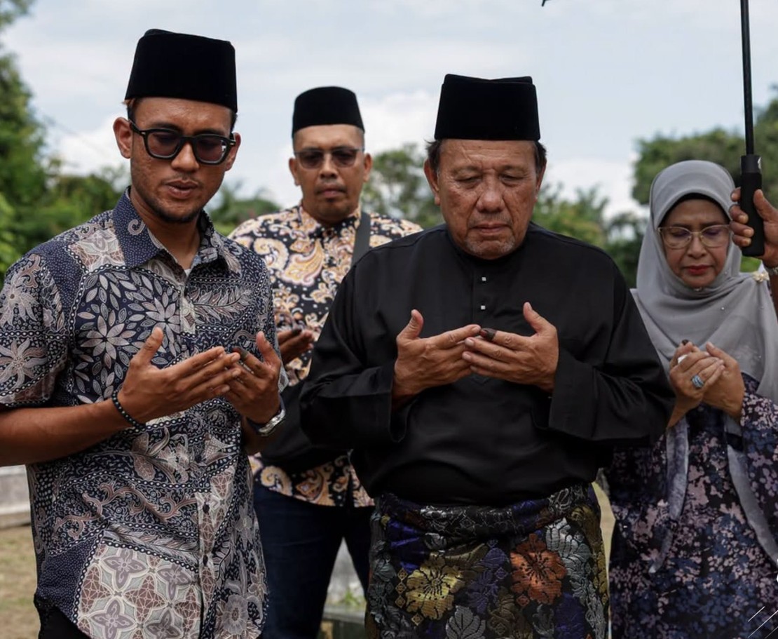 SinarOnline's tweet photo. Menteri Besar baharu Negeri Sembilan ziarah pusara orang tua di Juasseh
Ismail yang ditemani isteri juga kelihatan sebak semasa berdoa di pusara orang tuanya.
Artikel: https://t.co/33pObvJHYz
Foto: Bernama
#SinarHarian #beritaterkini #MenteriBesar #NegeriSembilan #pusaraorangtua