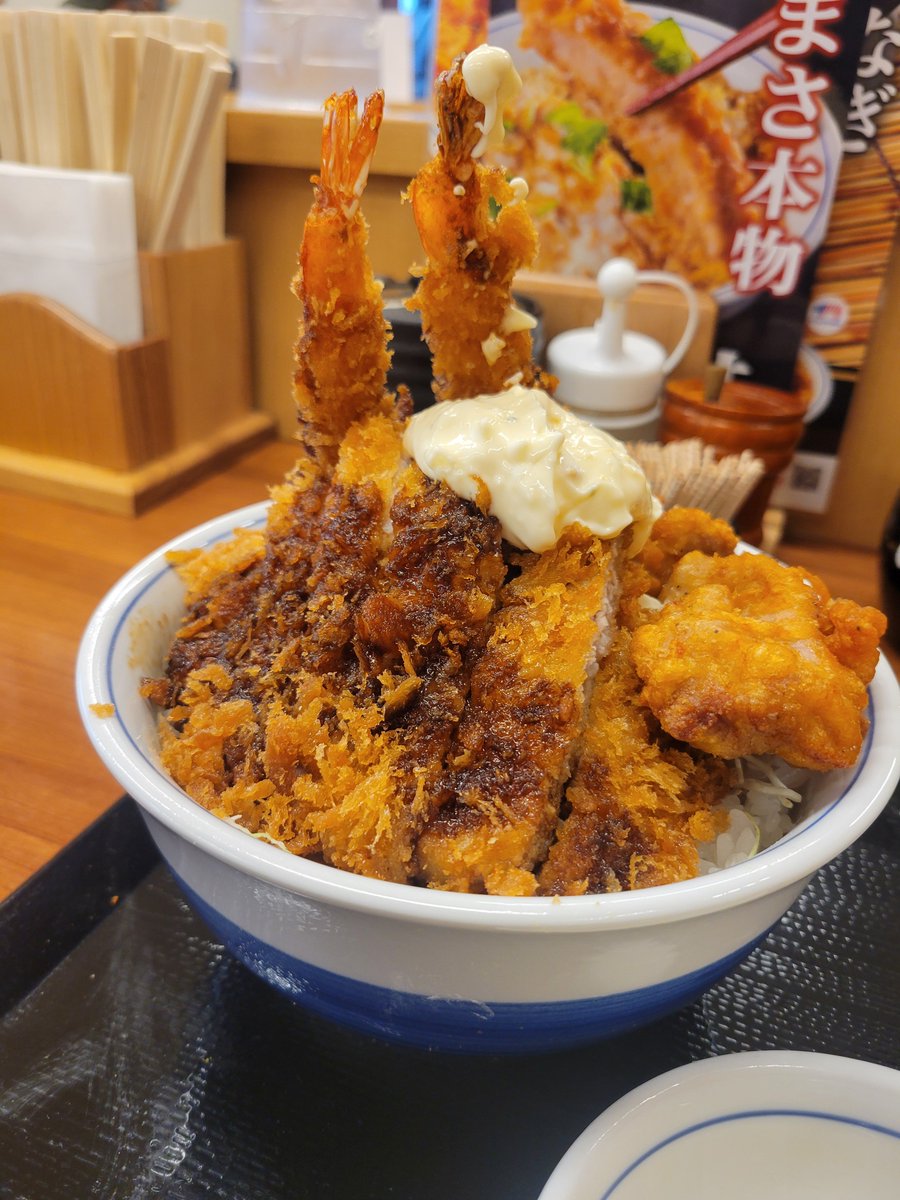rogihugusu's tweet photo. かつや
『タルたまミックスフライ丼ご飯大盛+豚汁大』

かつやでボリュームメニューが出てるって言うんで食べてみました。
とんかつ、からあげ、海老フライにタルタル、そしてなぜか温玉がついてます。
見た目は最高、からあげは↷、海老フライは細、とんかつ👍って感じ。
#かつや https://t.co/ePxYZs8KHZ