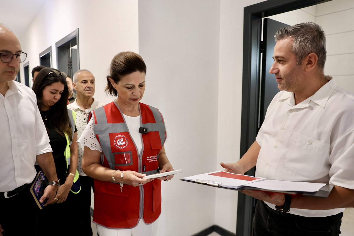 ayseunluce's tweet photo. Şehitlerimizin bizlere emaneti olan kıymetli aileleri ve kahraman gazilerimiz için Büyükpark’ta hizmete sunacağımız sosyal tesisimizi Şarhöyük Muhtarımızla birlikte ziyaret ettik. 

Şehit Aileleri ve Gaziler Koordinasyon Birimimiz ile derneklerin aynı çatı altında hizmet vereceği bu merkezi, Eylül ayında tamamlayarak hizmete açacağız.

Aziz şehitlerimizin emanetine, kahraman gazilerimizin yanında olmaya dün olduğu gibi bugün de yarın da devam edeceğiz. 🇹🇷

@eskisehirbb