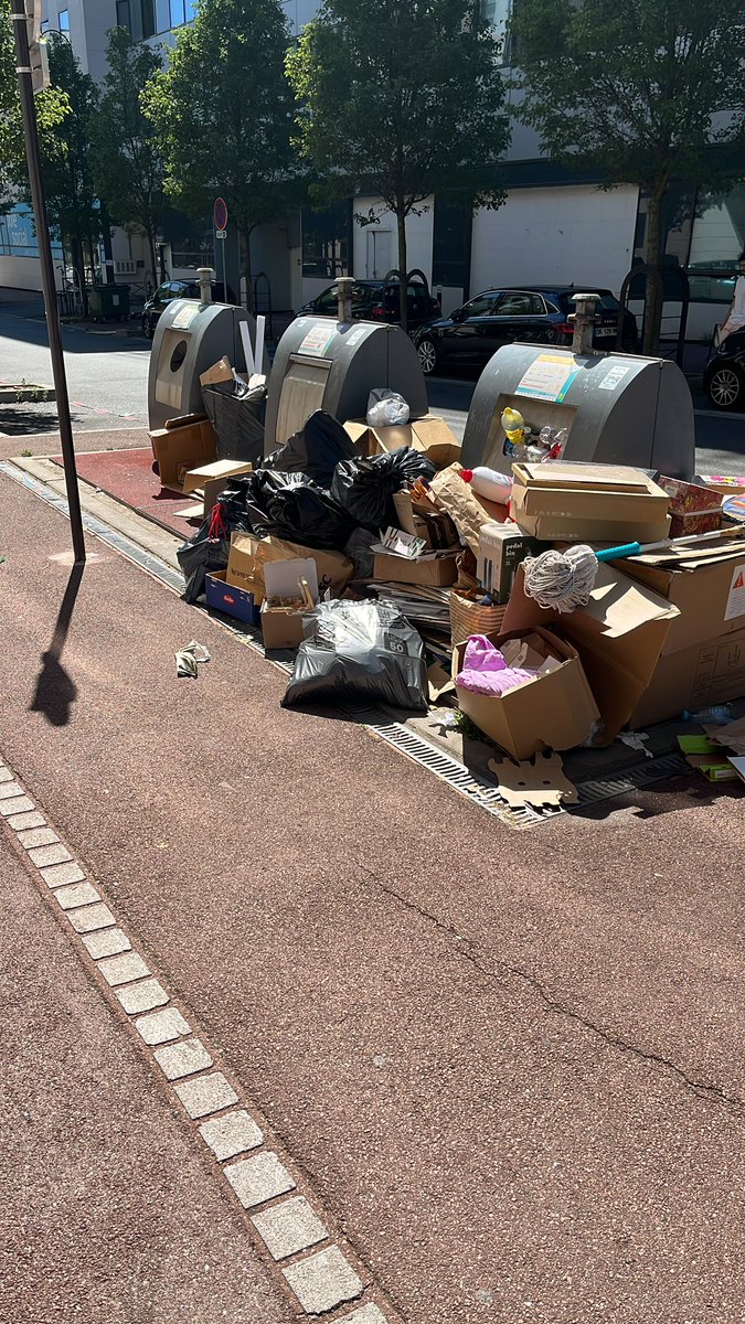 feu_gca's tweet photo. @vallee_sud allô?! Il y a toujours quelqu’un ou le service a fermé définitivement ? Quartier de la Croix de Berny à Antony à l’abandon … @VilleAntony https://t.co/DXORzx3zdq