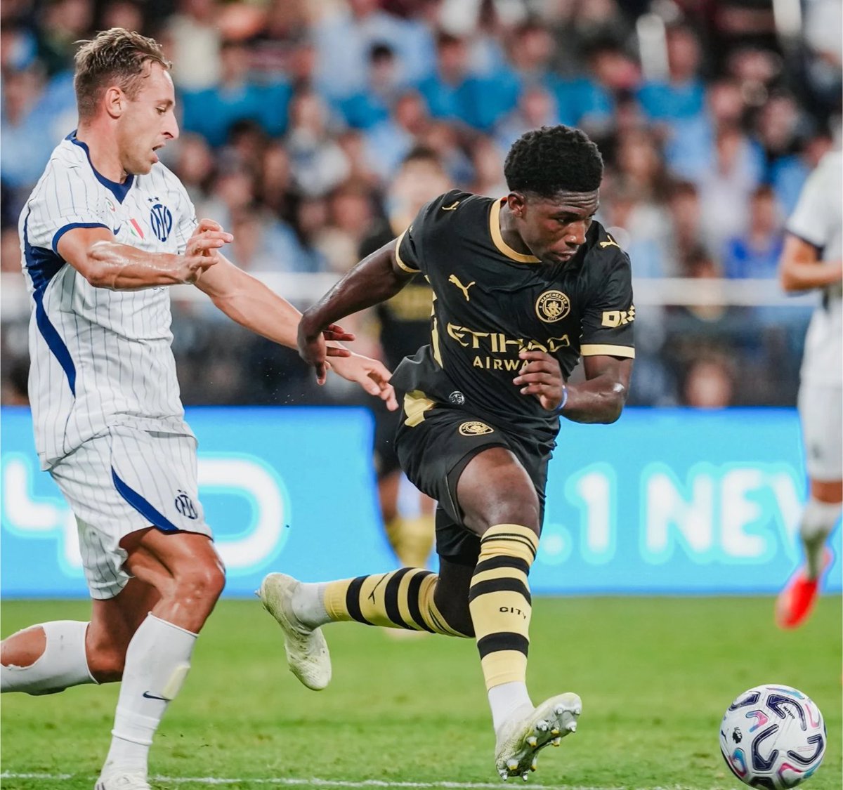 City_Xtra's tweet photo. Enzo Maresca on Ryan McAidoo: “We were speaking with the club and since day one I said he’s the kind of winger I love. He’s very aggressive one-vs-one, always tries, makes the right decisions. But he’s very young and needs the right path.

“If you look in the last clubs I was part of, I always ask for those kind of wingers. You have to do the right process but then you need players wide who can beat players one-vs-one.

“Antoine [Semenyo], Savinho and Ryan were very good [vs Inter]. We need to add more solutions for them and they will be better…” [via @ManCity]