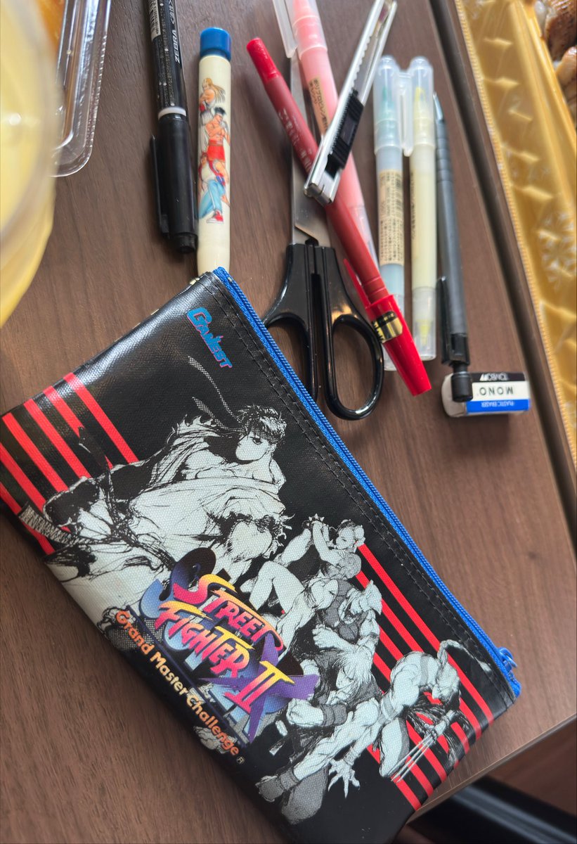 kana_09_07's tweet photo. そう言えば深谷ロボット感謝祭の打ち合わせでお借りした西谷さんのペンケースと中身が激アツでした
#他人の私物ゲームグッズお披露目 https://t.co/qNlEDEO5c0