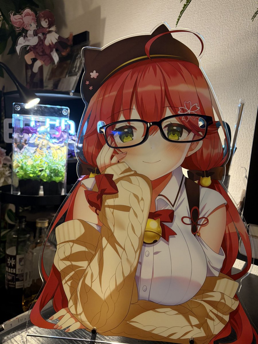 kusozakodark's tweet photo. ホロライブに堕ちて約1ヶ月のマイルームの現状。
配信見れば見るほど好きなホロメンが増えていって、とても楽しい。
そしてお金と時間が全く足りない(笑顔)
#ホロライブ好きと仲良くしたい 
#ホロライブが好きと繋がりたい 
#ホロライブ自己紹介カード https://t.co/XkYtORg5Er