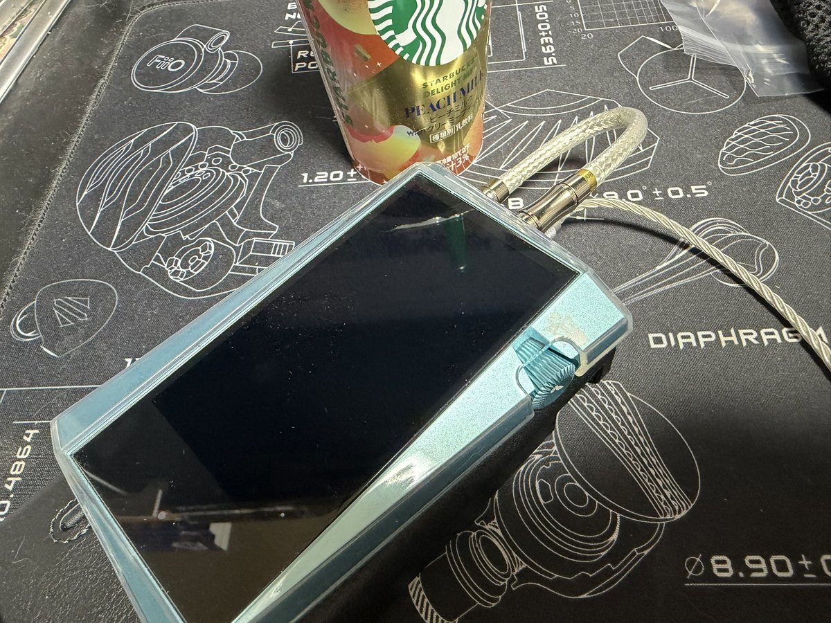 KakuS2000's tweet photo. 机を新しい物に入れ替え中(休憩中)

古い机は卓上ラックがあるデスクだから移動させる物も多い😇 https://t.co/Jwh5o8vW5B