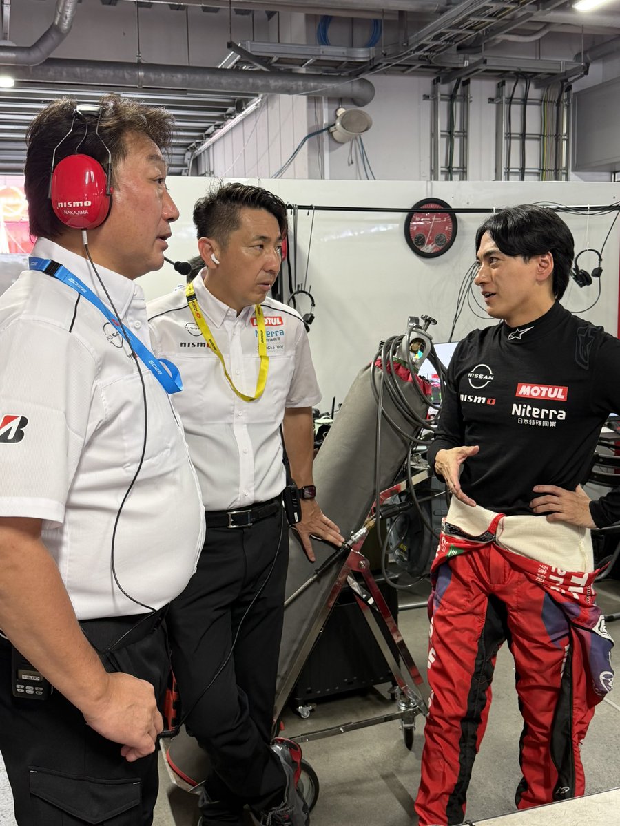 TsugioMatsuda's tweet photo. SUPER GT第4戦富士。
まずは、64号車のイゴール・オオムラ・フラガ選手に大きなけがはなさそうとの発表に安堵しています。
自分も、鈴鹿での事故を経験している事から、宙を舞ったマシンを見てフラッシュバックし、怖かったです。

レース序盤の複数台が絡むアクシデントでマシンは、大きなダメージを受け、スタッフの懸命な修復でコースへ復帰しました。
完走には至りませんでしたが
頑張ってくれた千代選手、高星選手、エンジニアさん、メカさんと共に鈴鹿で巻き返せるように頑張ります💪
ご声援、ありがとうございました。