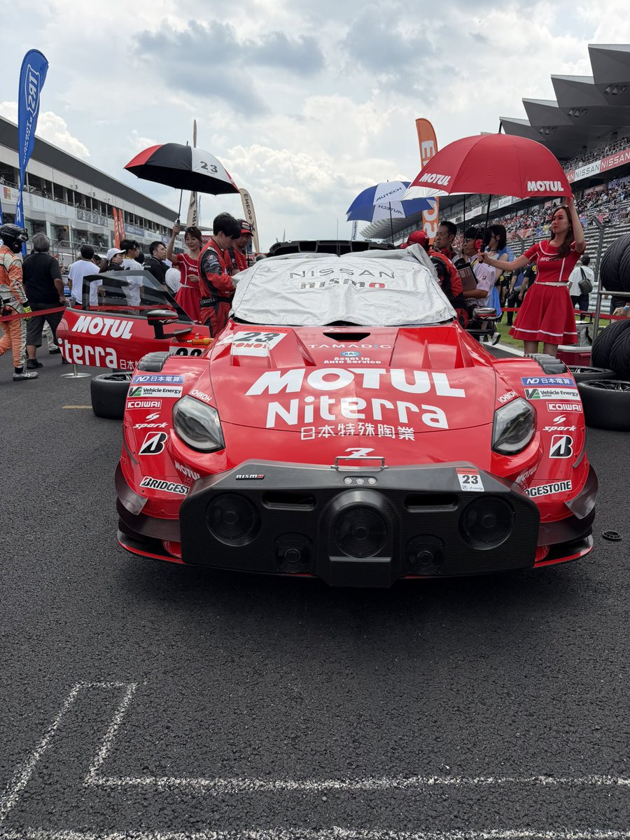 TsugioMatsuda's tweet photo. SUPER GT第4戦富士。
まずは、64号車のイゴール・オオムラ・フラガ選手に大きなけがはなさそうとの発表に安堵しています。
自分も、鈴鹿での事故を経験している事から、宙を舞ったマシンを見てフラッシュバックし、怖かったです。

レース序盤の複数台が絡むアクシデントでマシンは、大きなダメージを受け、スタッフの懸命な修復でコースへ復帰しました。
完走には至りませんでしたが
頑張ってくれた千代選手、高星選手、エンジニアさん、メカさんと共に鈴鹿で巻き返せるように頑張ります💪
ご声援、ありがとうございました。