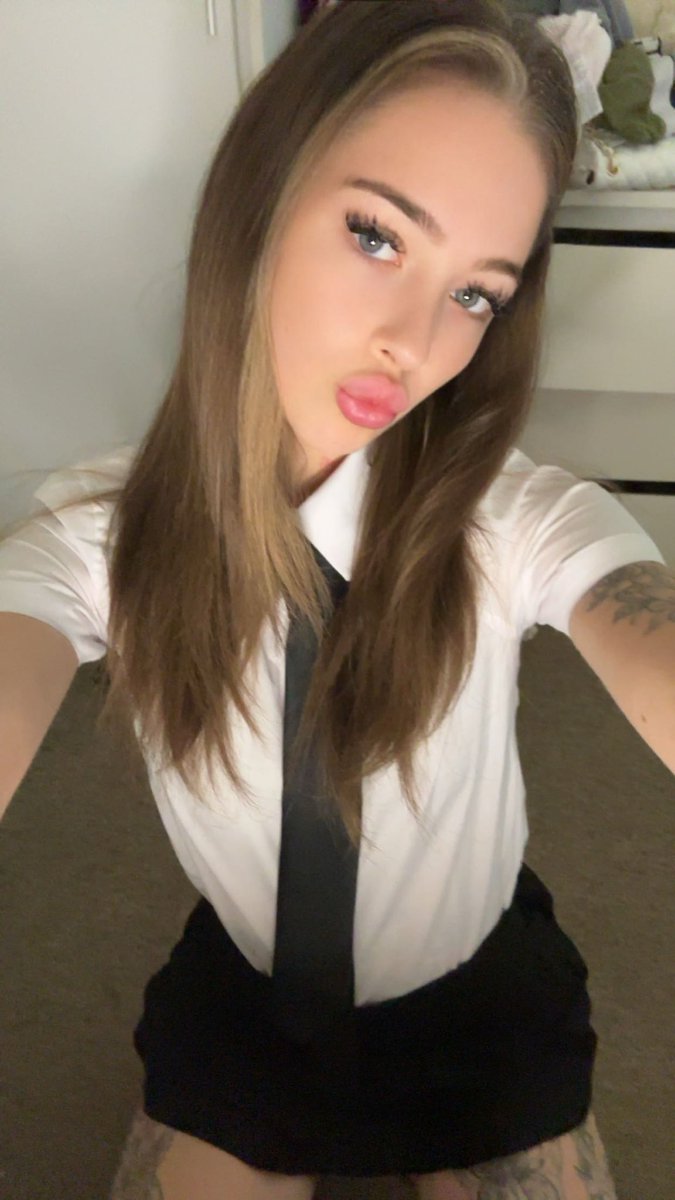 Poppywildex's tweet photo. Am I too YOUNG FOR YOUU ??? 🫦 https://t.co/2J9Xg2rGZi