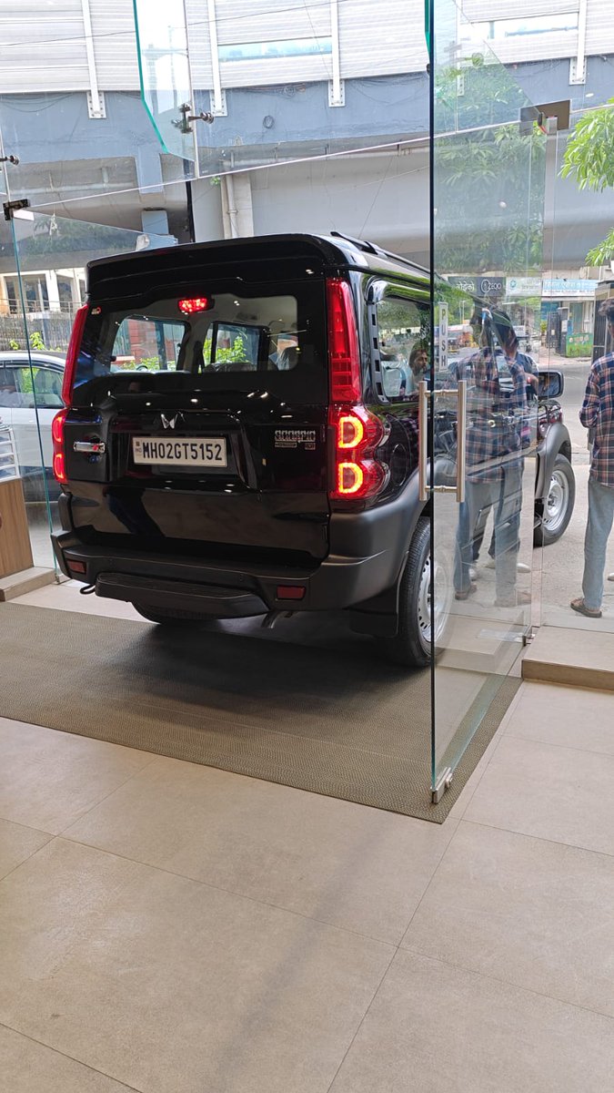 MOHSINHAQ's tweet photo. @Sandeepgarg009 @anandmahindra @youth @MahindraRise @NBSMahindra @CJP_for_India @Cockroachisback 
Even after so many follow up Mahindra is not taking responsibility. Jantar Mantar Jana hoga. 163 km used driven car, with Gutka packet and these people have no shame to fix it. https://t.co/f4xmnnh3SU